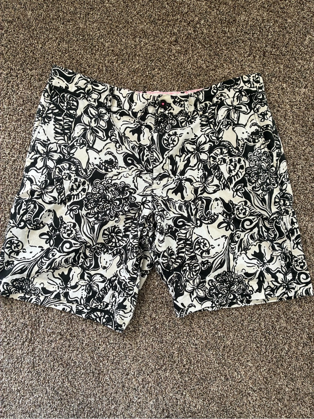 Men’s Lily Pulitzer Beaumont Shorts Onyx with a twist pattern 38